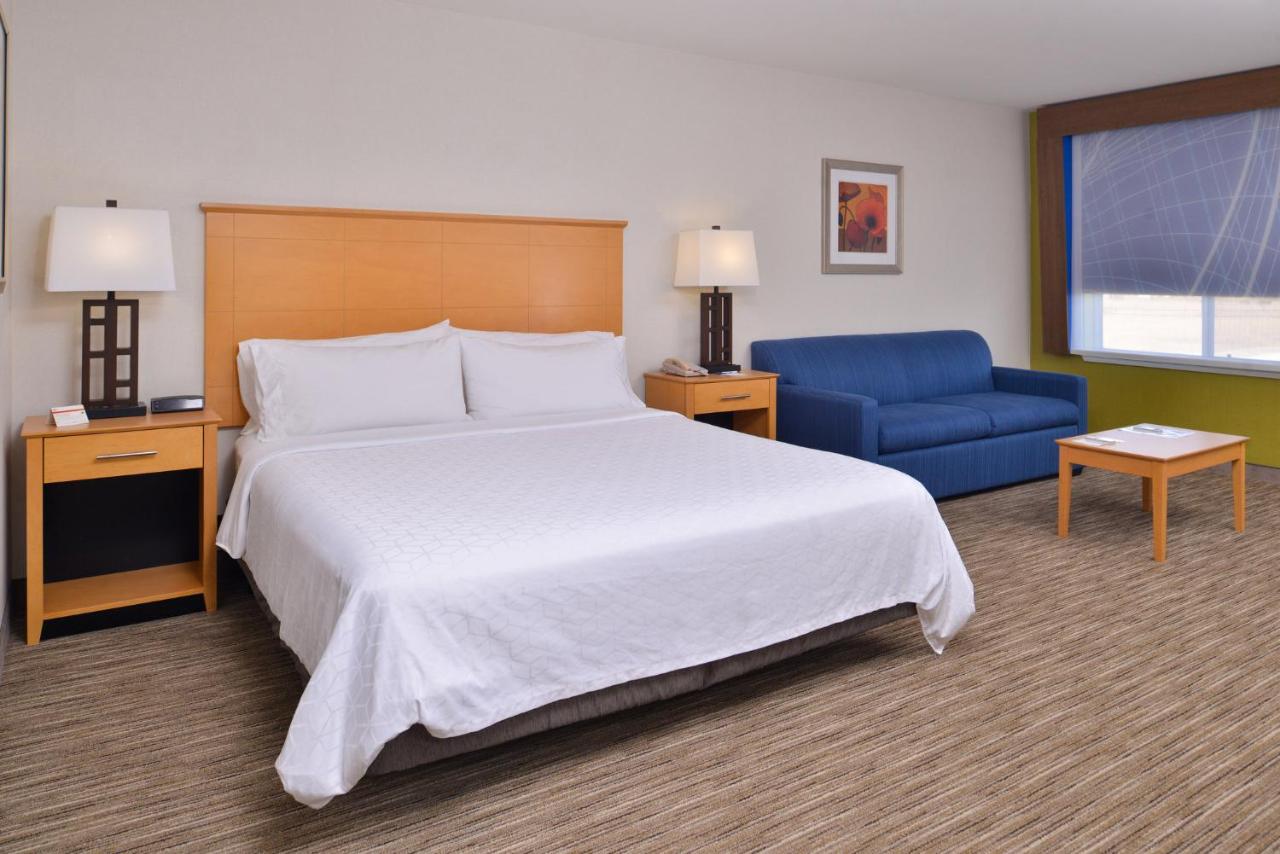 Deluxe King Room with Hearing Accessible Trans Shower - Non-Smoking at Holiday Inn Express Stockton Southeast, an IHG Hotel