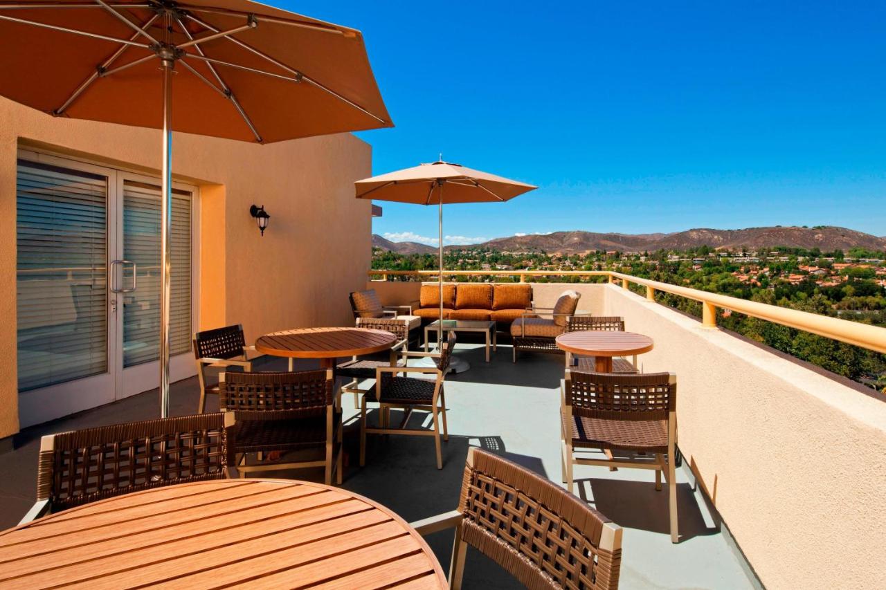 Club lounge access, Guest room, 1 King, Balcony at Sheraton Agoura Hills Hotel