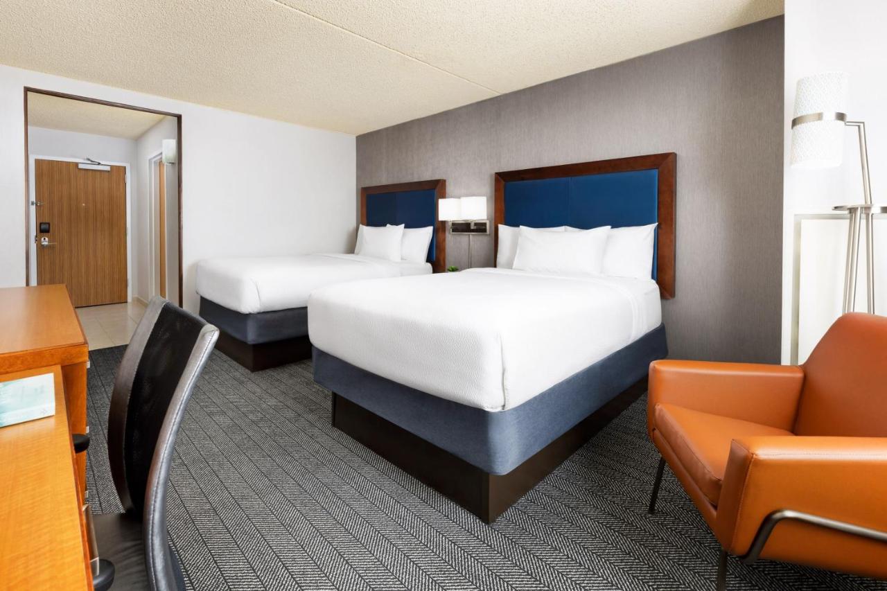 Guest Room Two Double Beds at Courtyard by Marriott Atlantic City Beach Block