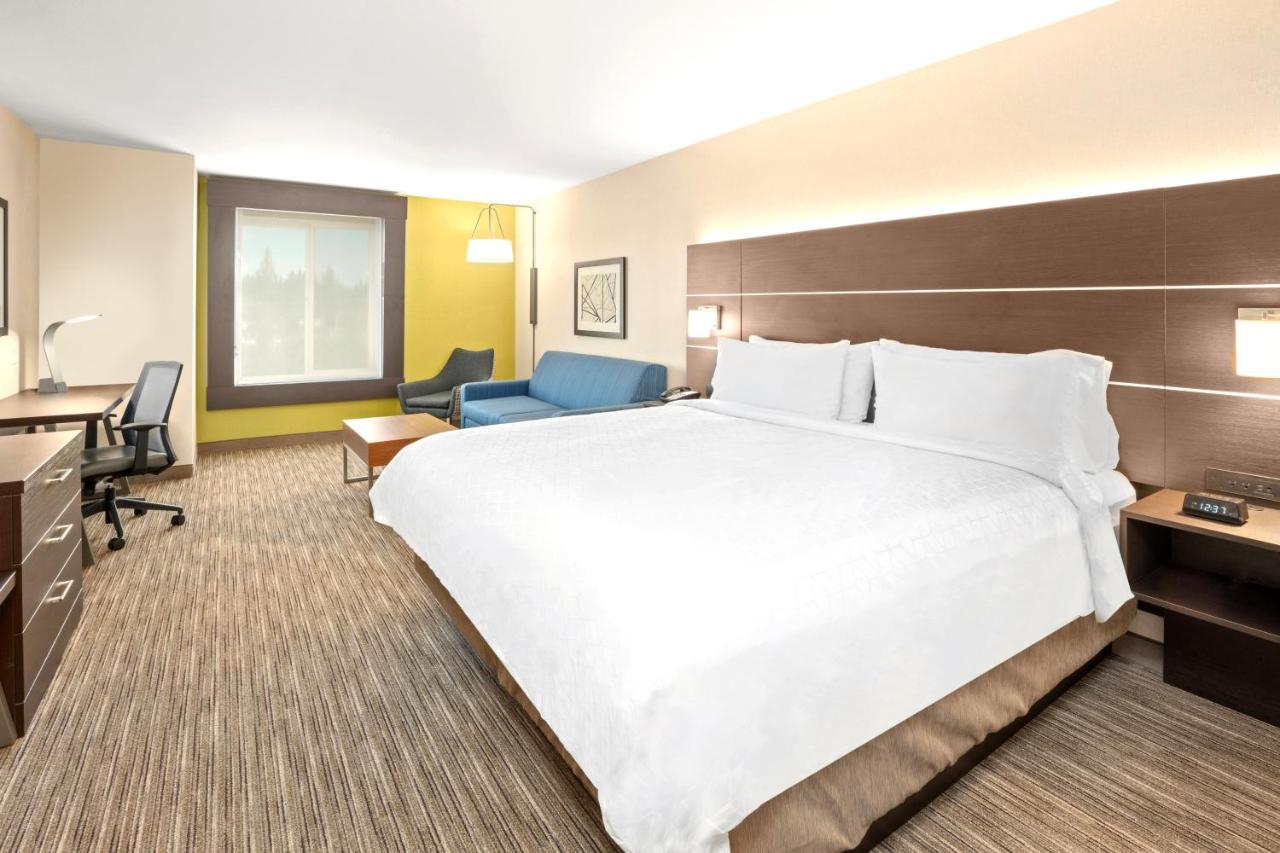 King Suite at Holiday Inn Express & Suites Marysville by IHG