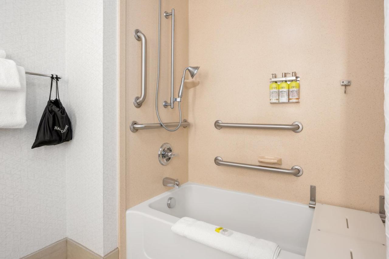 King Room with Bath Tub - Disability Access at Holiday Inn Express & Suites Marysville by IHG