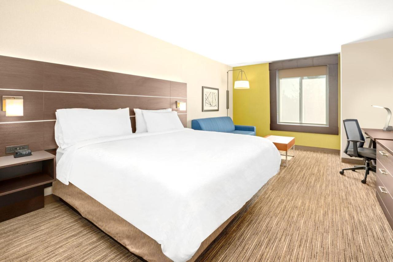 King Room at Holiday Inn Express & Suites Marysville by IHG