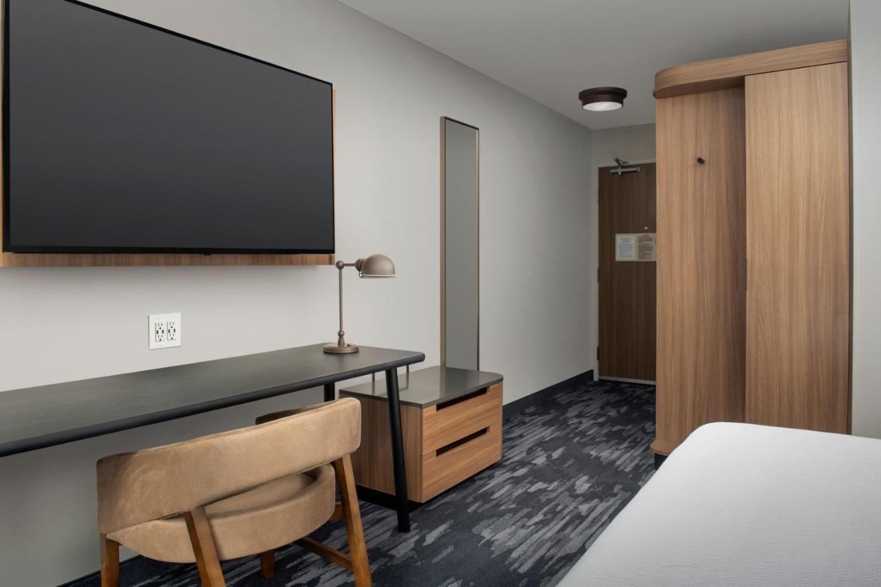 Guest Room, 1 King at Fairfield Inn & Suites by Marriott Appleton