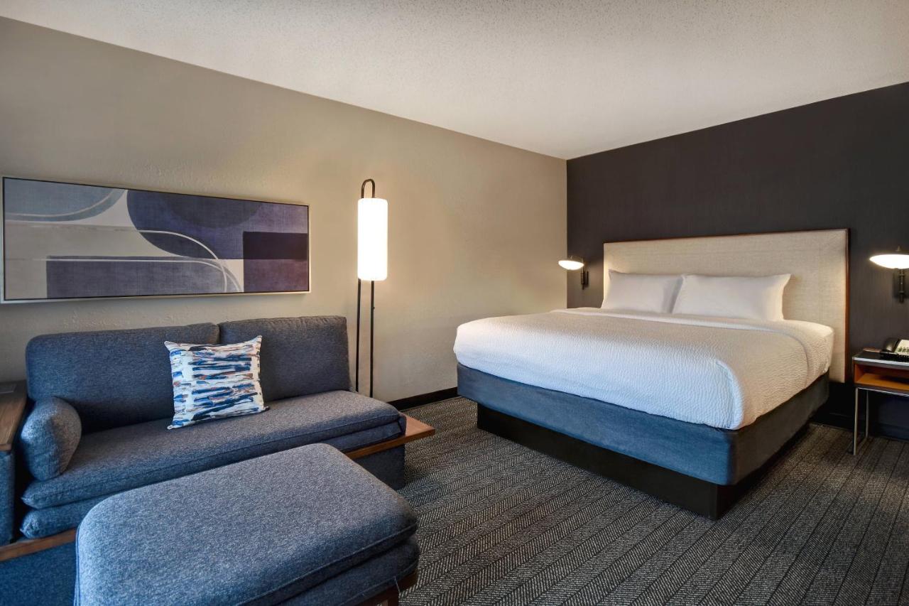 King Room with Sofa Bed at Courtyard by Marriott Cincinnati Airport