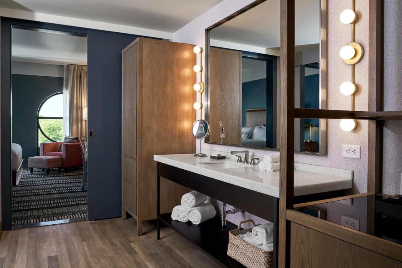 Standard King Room at The Memphian, a Tribute Portfolio Hotel