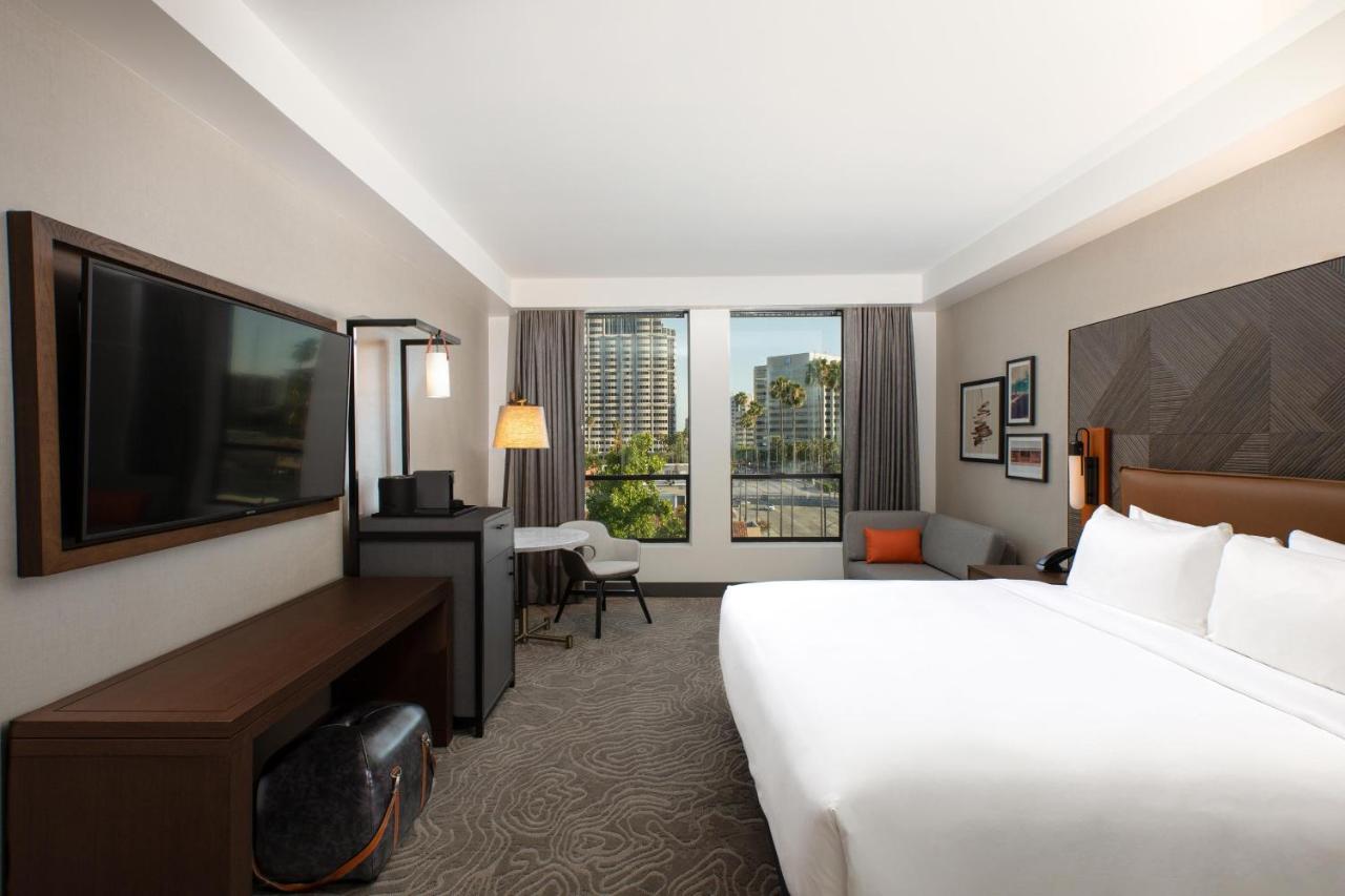 Deluxe King Guest Room at The Glenmark, Glendale, a Tribute Portfolio Hotel