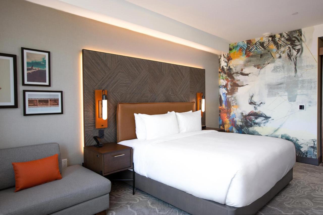 Deluxe King Guest Room at The Glenmark, Glendale, a Tribute Portfolio Hotel