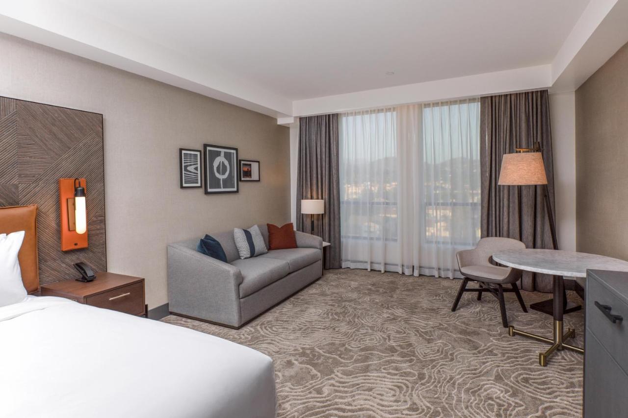 Deluxe Guest room, 1 King at The Glenmark, Glendale, a Tribute Portfolio Hotel