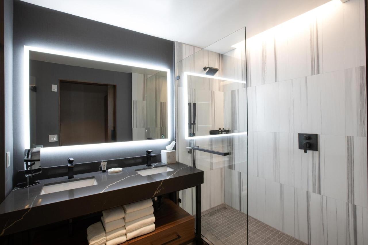 Deluxe Guest room, 1 King at The Glenmark, Glendale, a Tribute Portfolio Hotel