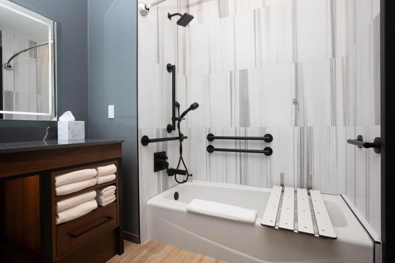 Guest Room, 1 King at The Glenmark, Glendale, a Tribute Portfolio Hotel