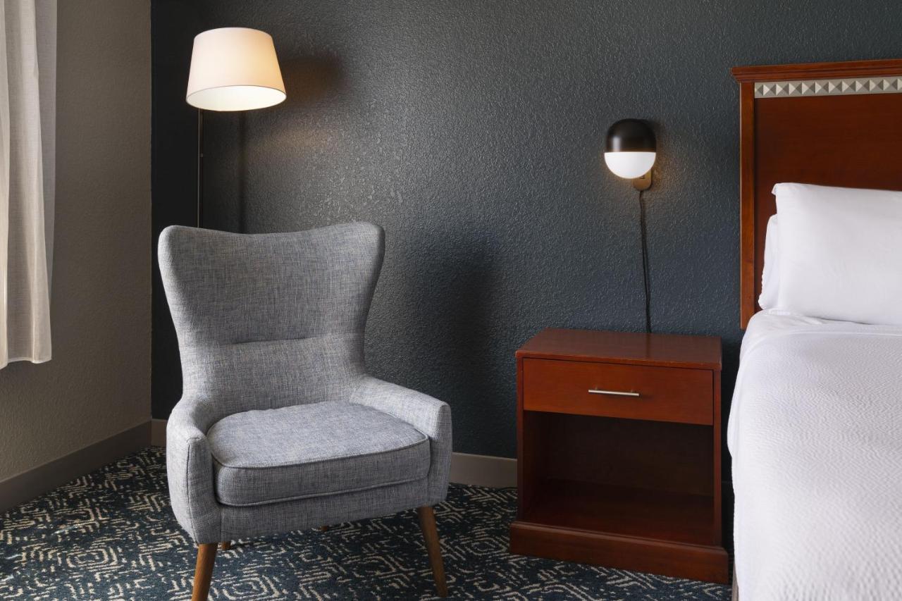 Guest Room, 1 King at Four Points by Sheraton Tucson Airport