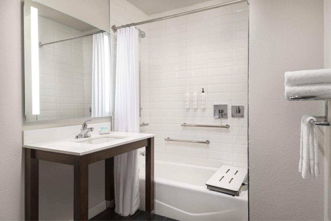 Guest Room, 1 King at Four Points by Sheraton Tucson Airport