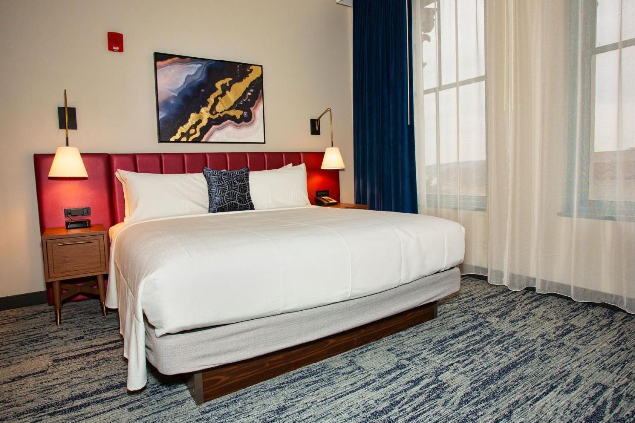 Standard King Room at BLU-Tique, Akron, a Tribute Portfolio Hotel