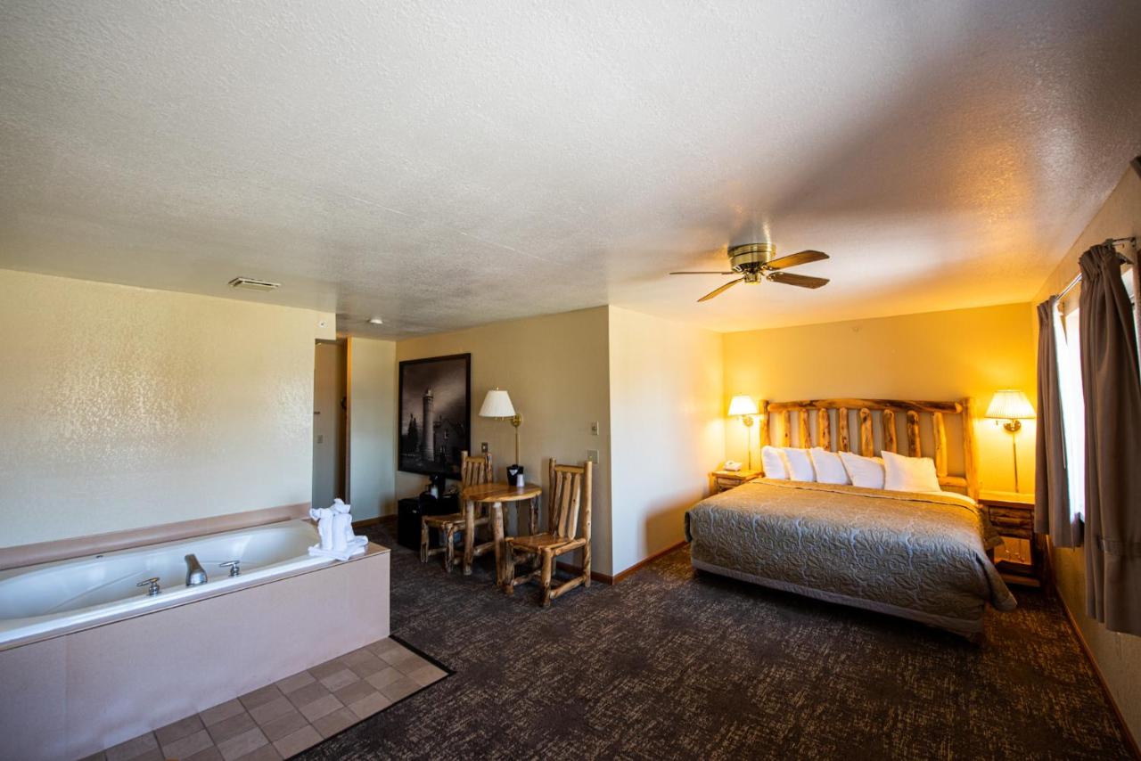 King Room with Spa Bath at Super 8 by Wyndham Bridgeview of Mackinaw City