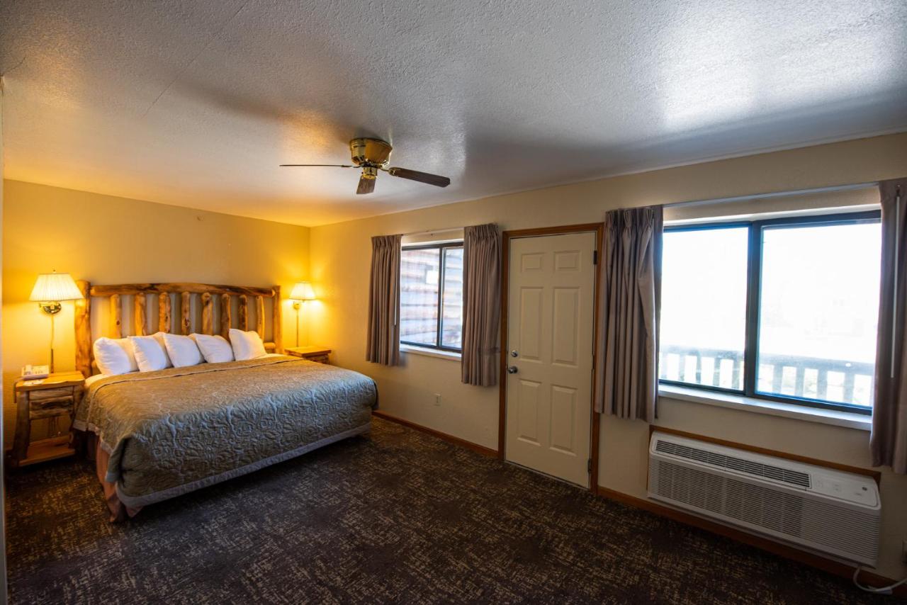 King Room with View - Non-Smoking at Super 8 by Wyndham Bridgeview of Mackinaw City