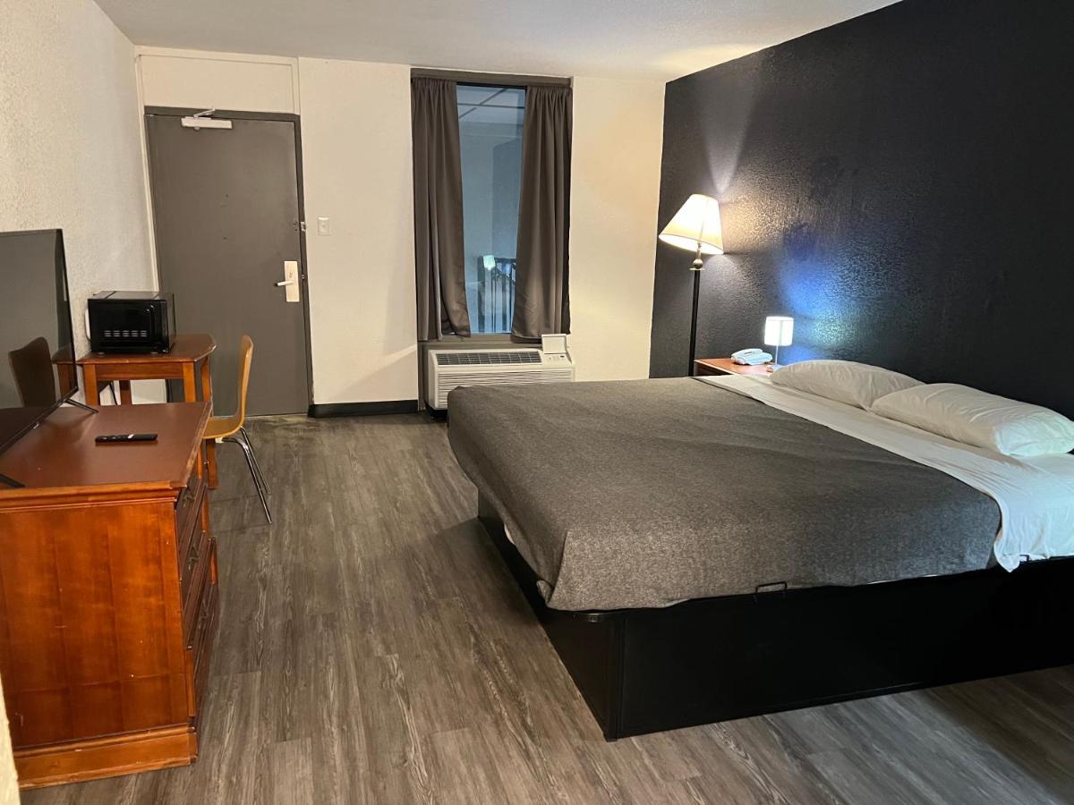 | Travelodge by Wyndham Suffolk