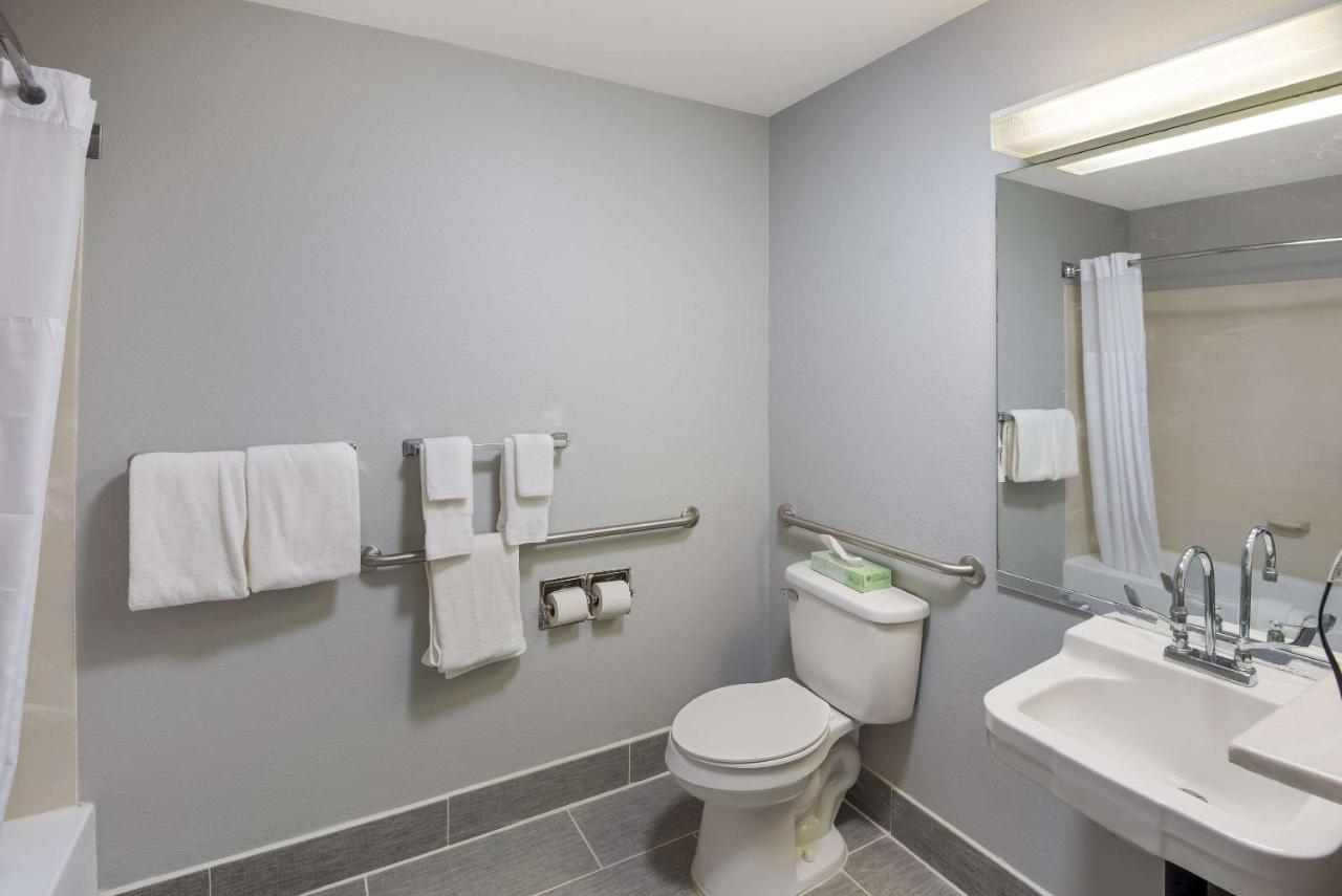 | Clarion Pointe Indianapolis Northeast