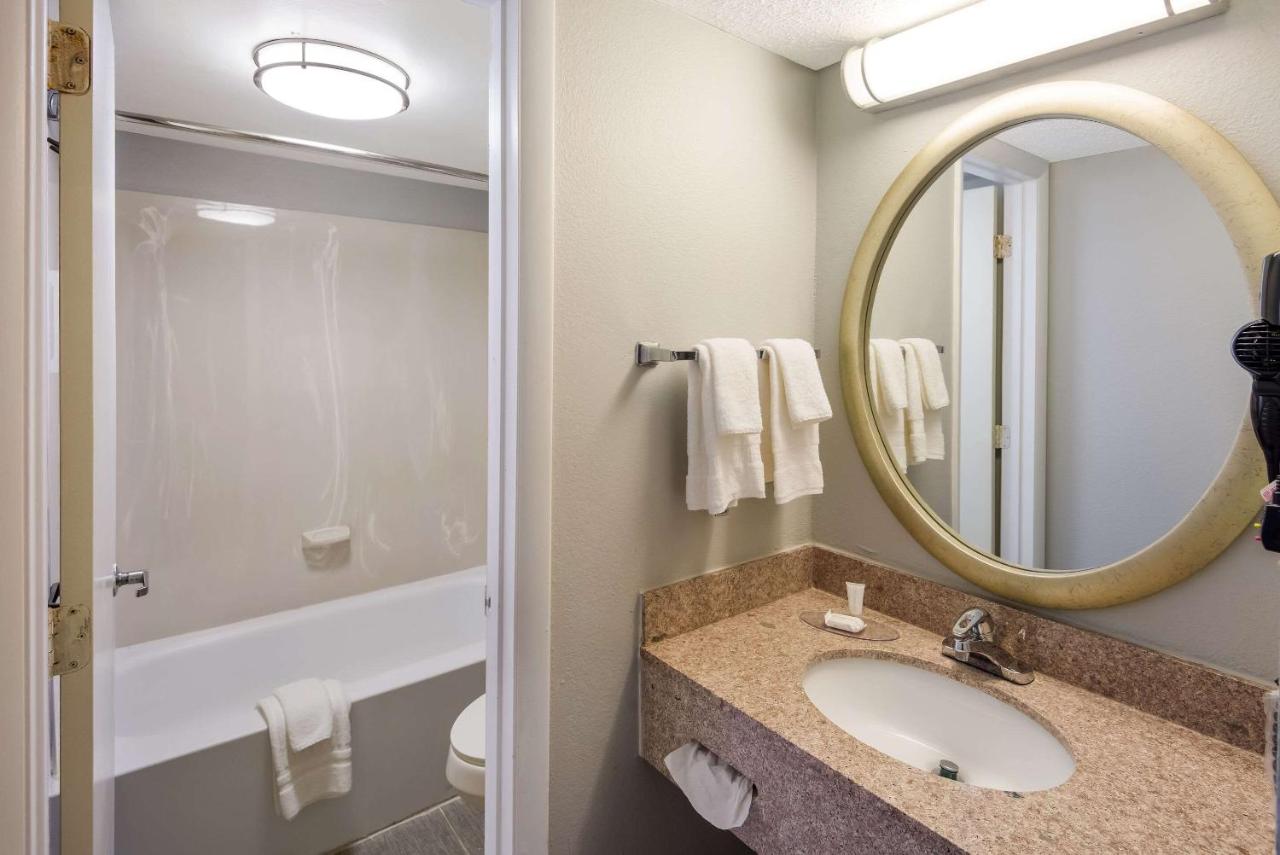 | Clarion Pointe Indianapolis Northeast