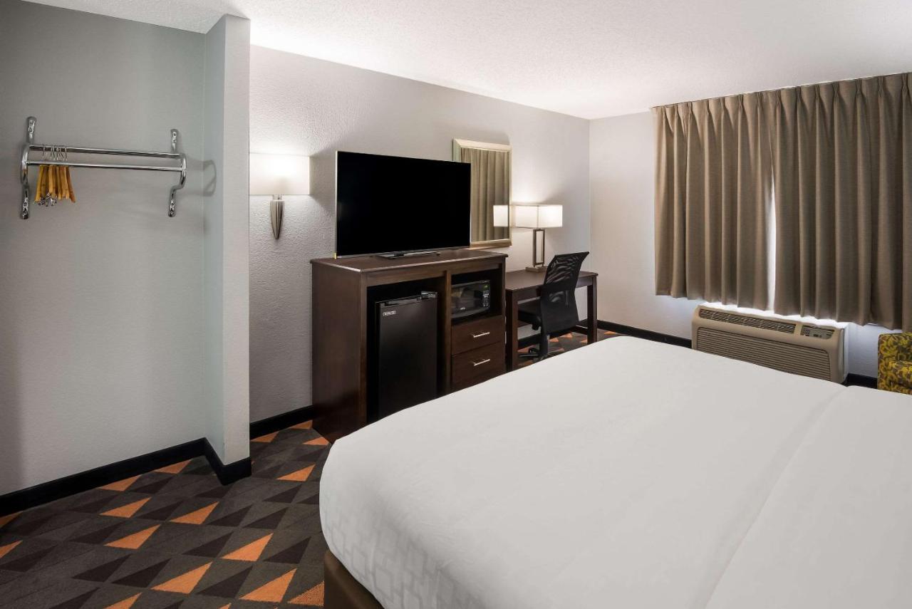 | Clarion Pointe Indianapolis Northeast