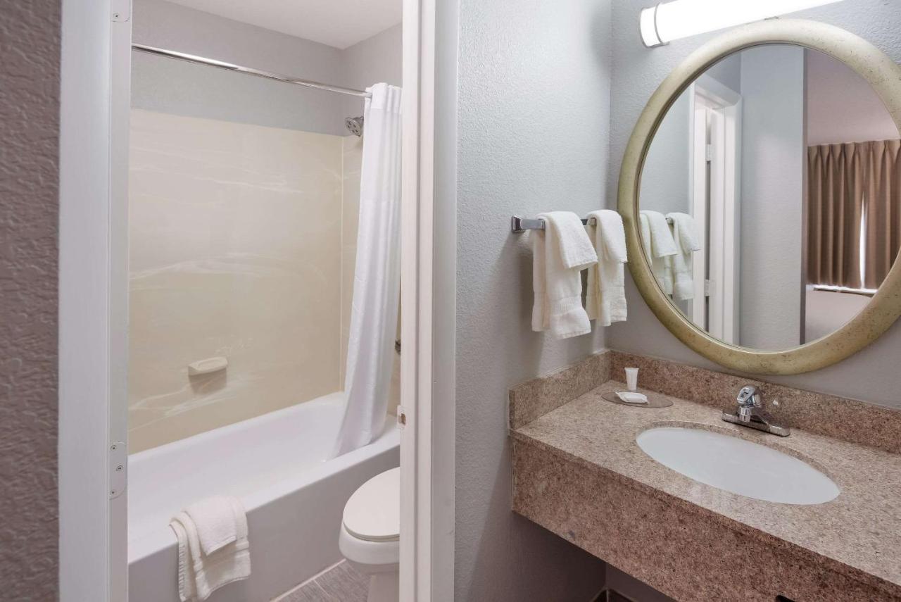 | Clarion Pointe Indianapolis Northeast