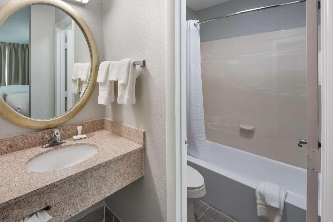| Clarion Pointe Indianapolis Northeast