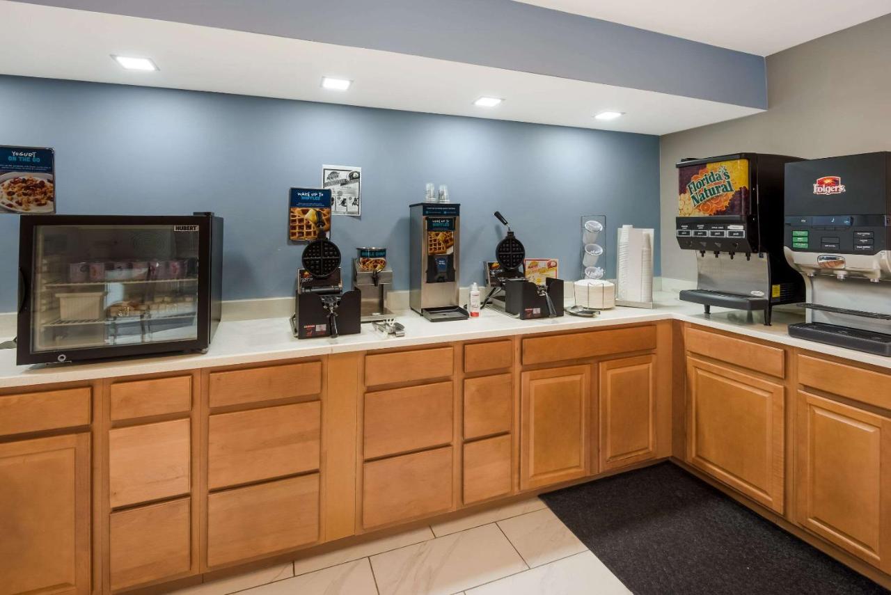 | Clarion Pointe Indianapolis Northeast