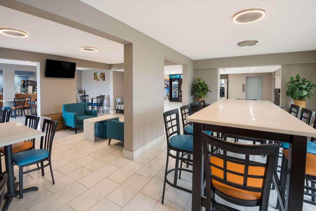 | Clarion Pointe Indianapolis Northeast