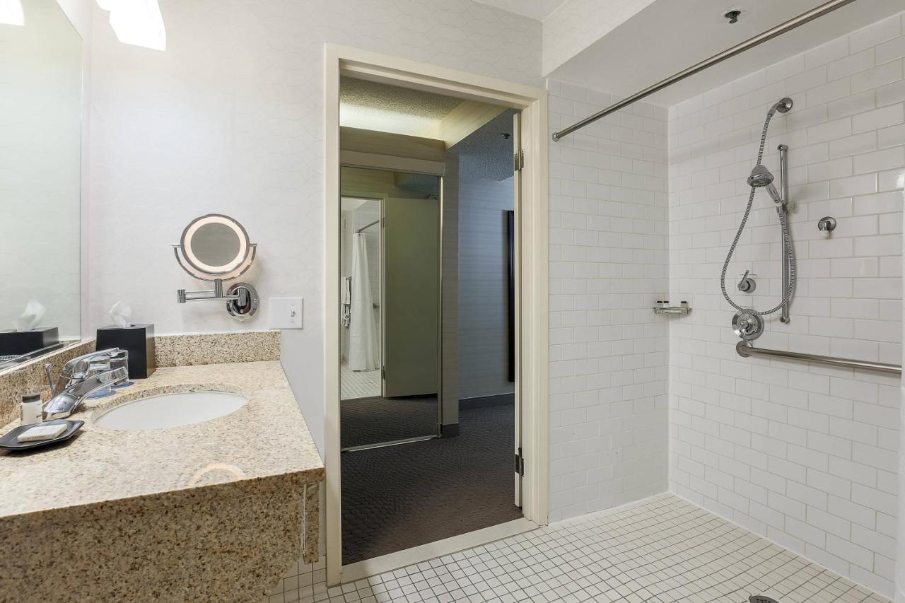 Guest room, 1 King, No view, Low floor at Sheraton San Jose Silicon Valley