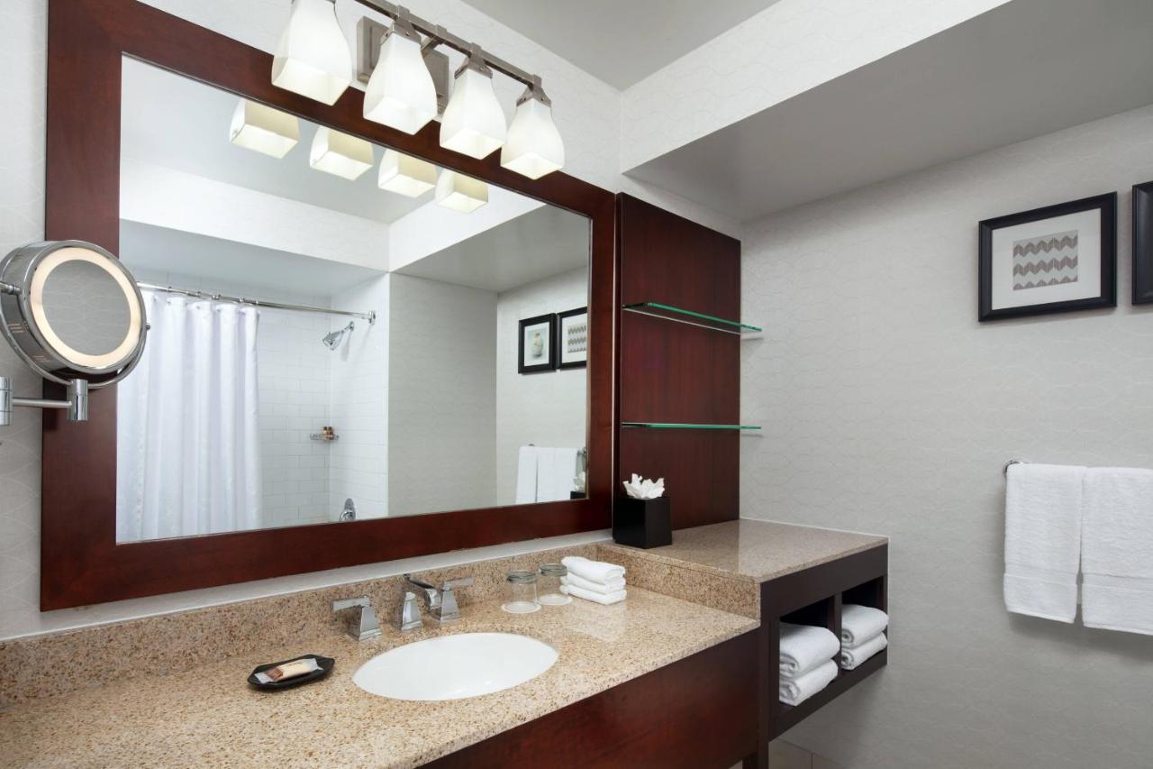 Guest room, 1 King, No view, Low floor at Sheraton San Jose Silicon Valley