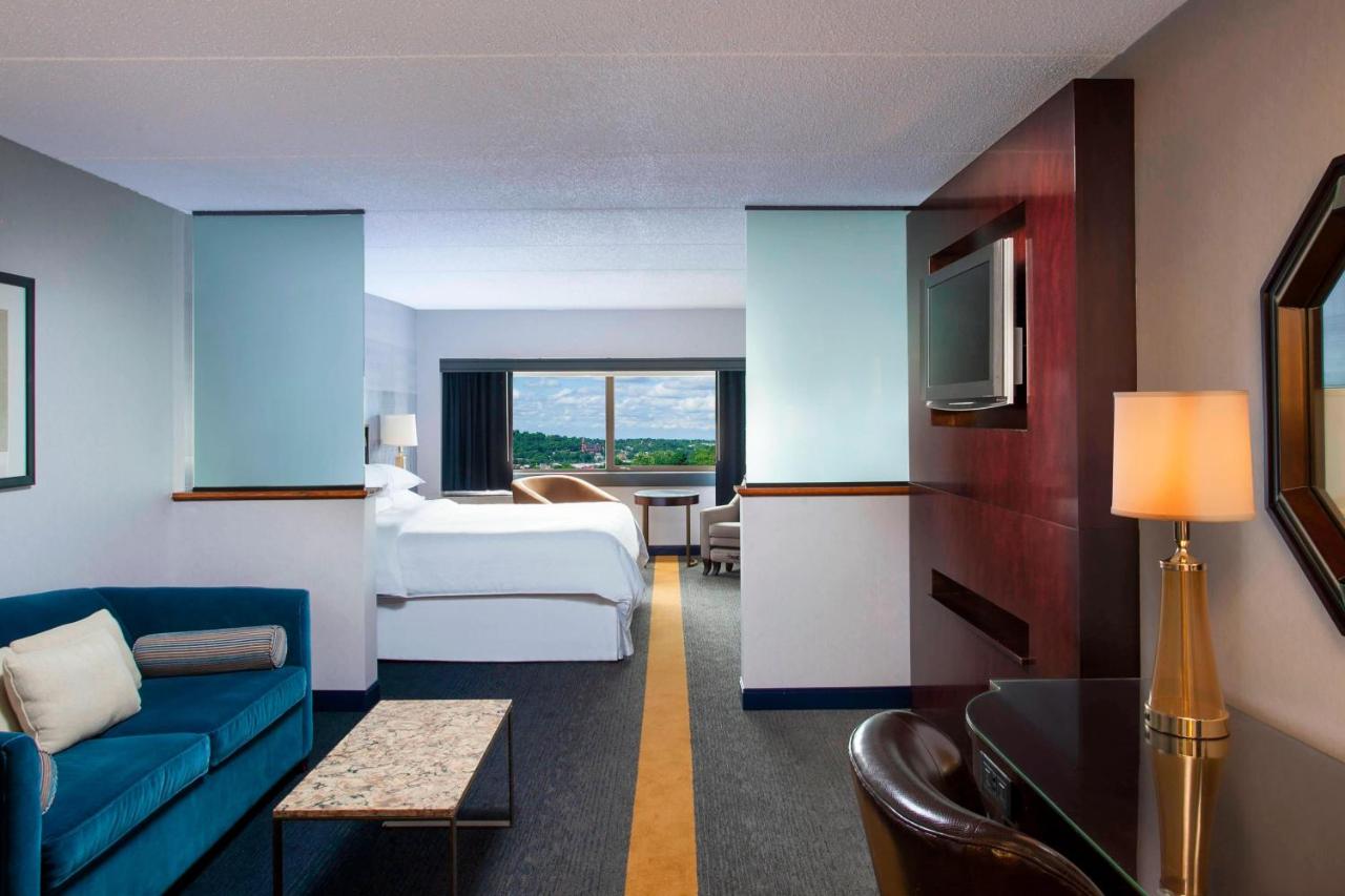 Junior Suite, 1 King, Sofa bed at Sheraton Syracuse University Hotel & Conference Center