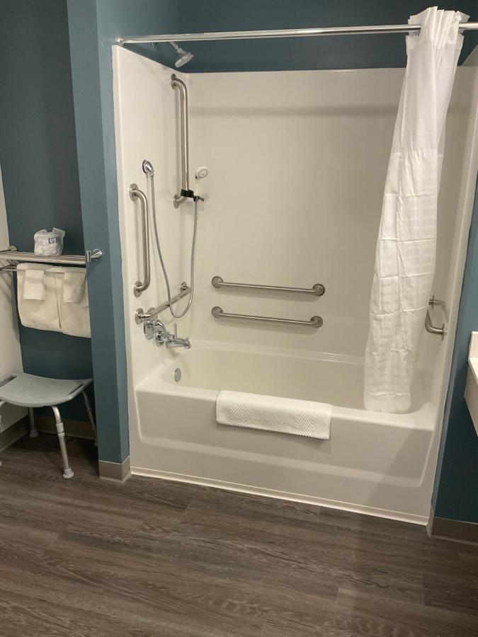 Queen Room with Accessible Tub - Accessible/Non Smoking at WoodSpring Suites Smyrna-La Vergne