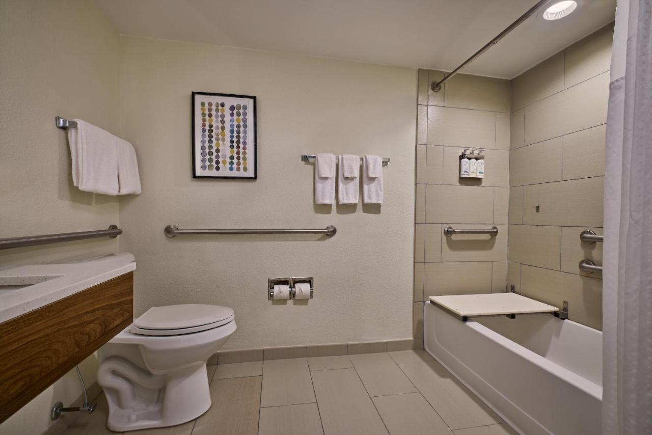 Queen Suite with Two Queen Beds and Communications Accessible Tub - Top Floor at Holiday Inn Express & Suites Charleston DWTN - Medical CTR by IHG