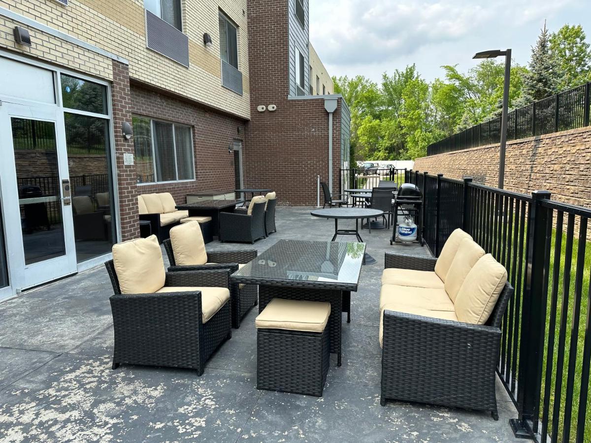 | Fairfield Inn & Suites by Marriott Detroit Chesterfield