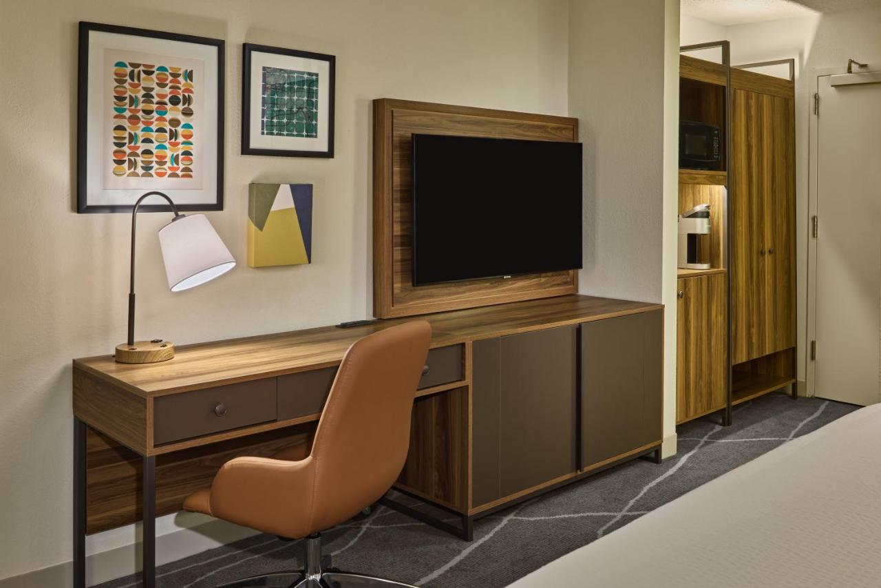 King Suite - Communications Accessible at Holiday Inn Express & Suites Charleston DWTN - Medical CTR by IHG