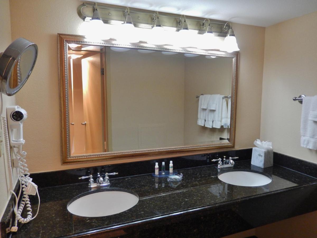 Junior King Suite - Non-Smoking at Fort Magruder Historic Williamsburg, Trademark by Wyndham