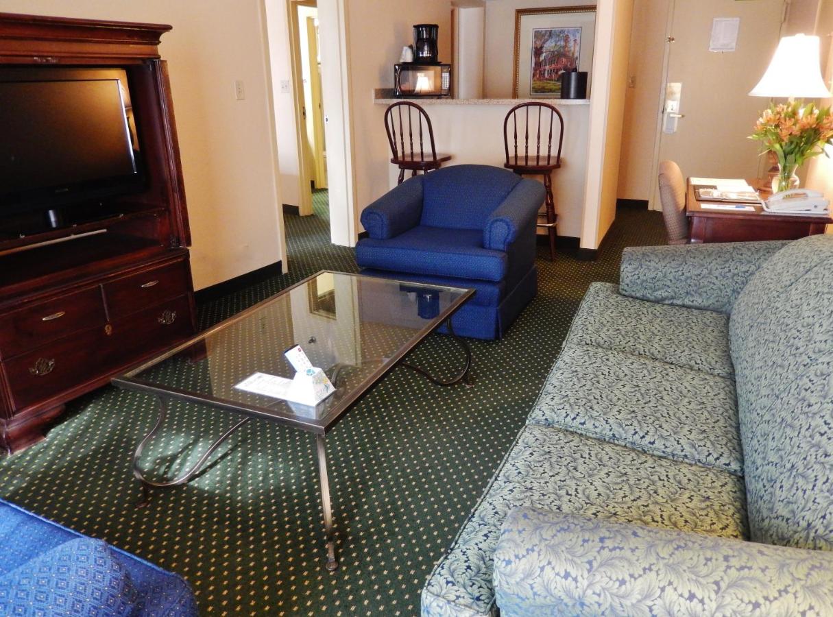 One-Bedroom Executive King Suite - Non-Smoking at Fort Magruder Historic Williamsburg, Trademark by Wyndham