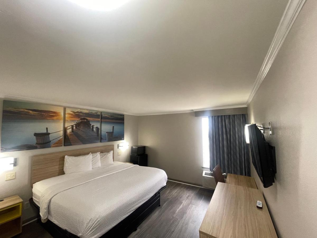King Room - Disability Access - Smoking at Days Inn by Wyndham Slidell