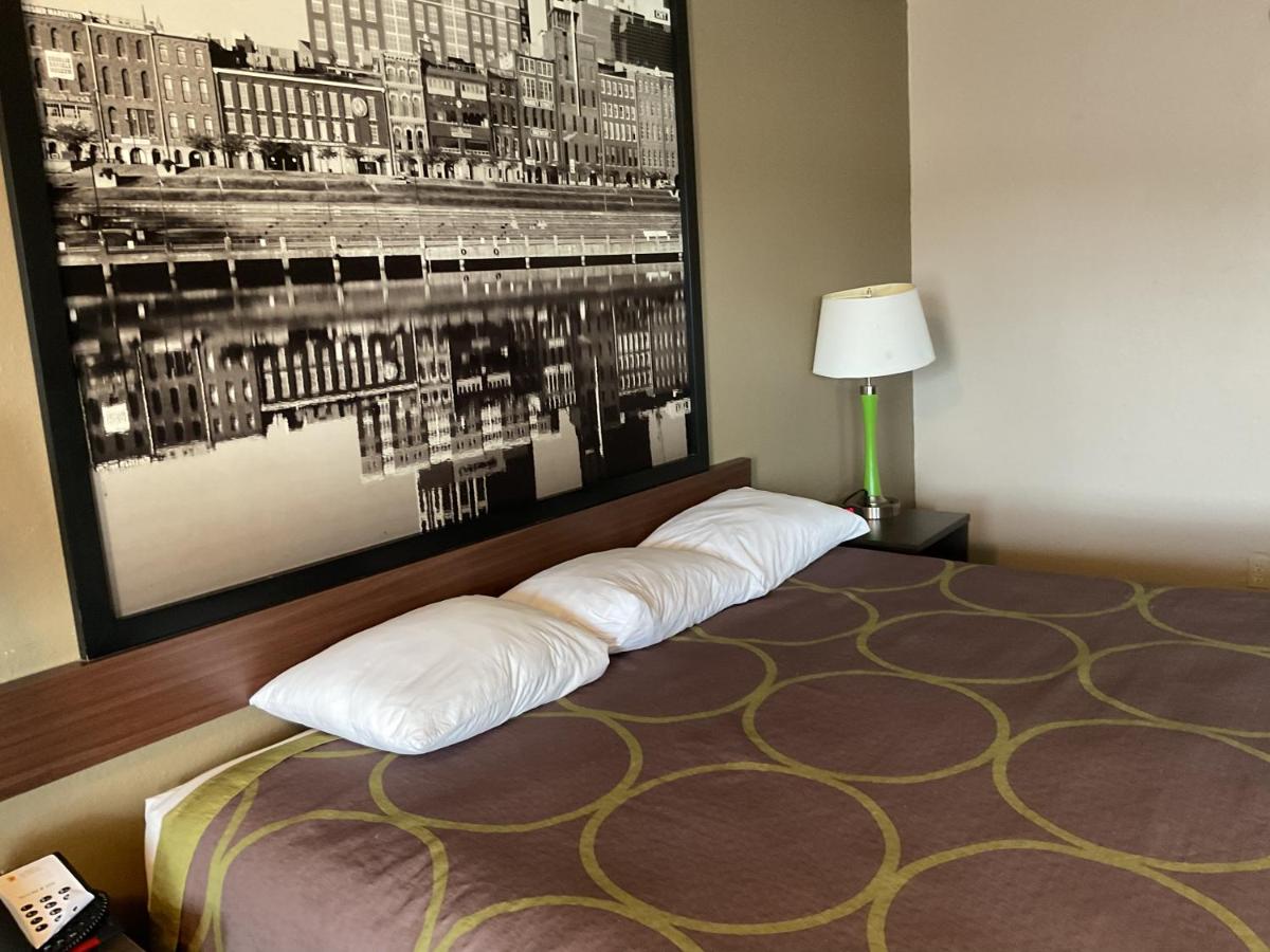 King Room at Super 8 by Wyndham Chattanooga/East Ridge