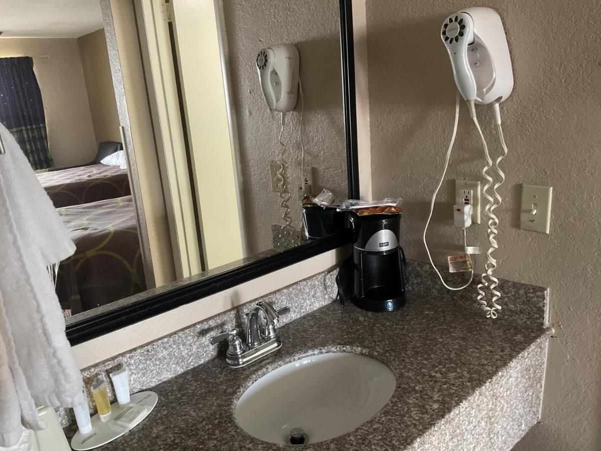King Room at Super 8 by Wyndham Chattanooga/East Ridge