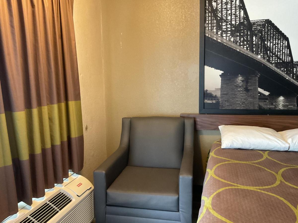 King Room at Super 8 by Wyndham Chattanooga/East Ridge