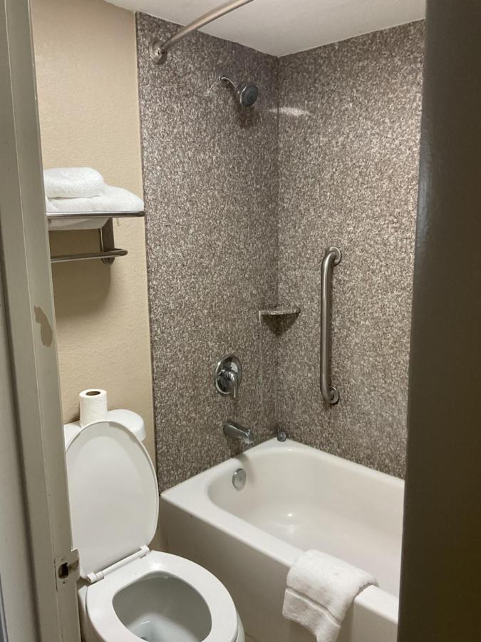 King Room at Super 8 by Wyndham Chattanooga/East Ridge