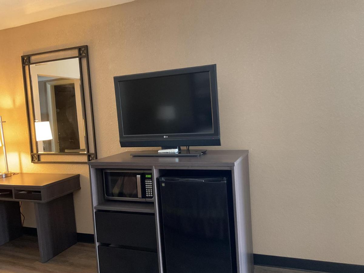 King Room at Super 8 by Wyndham Chattanooga/East Ridge