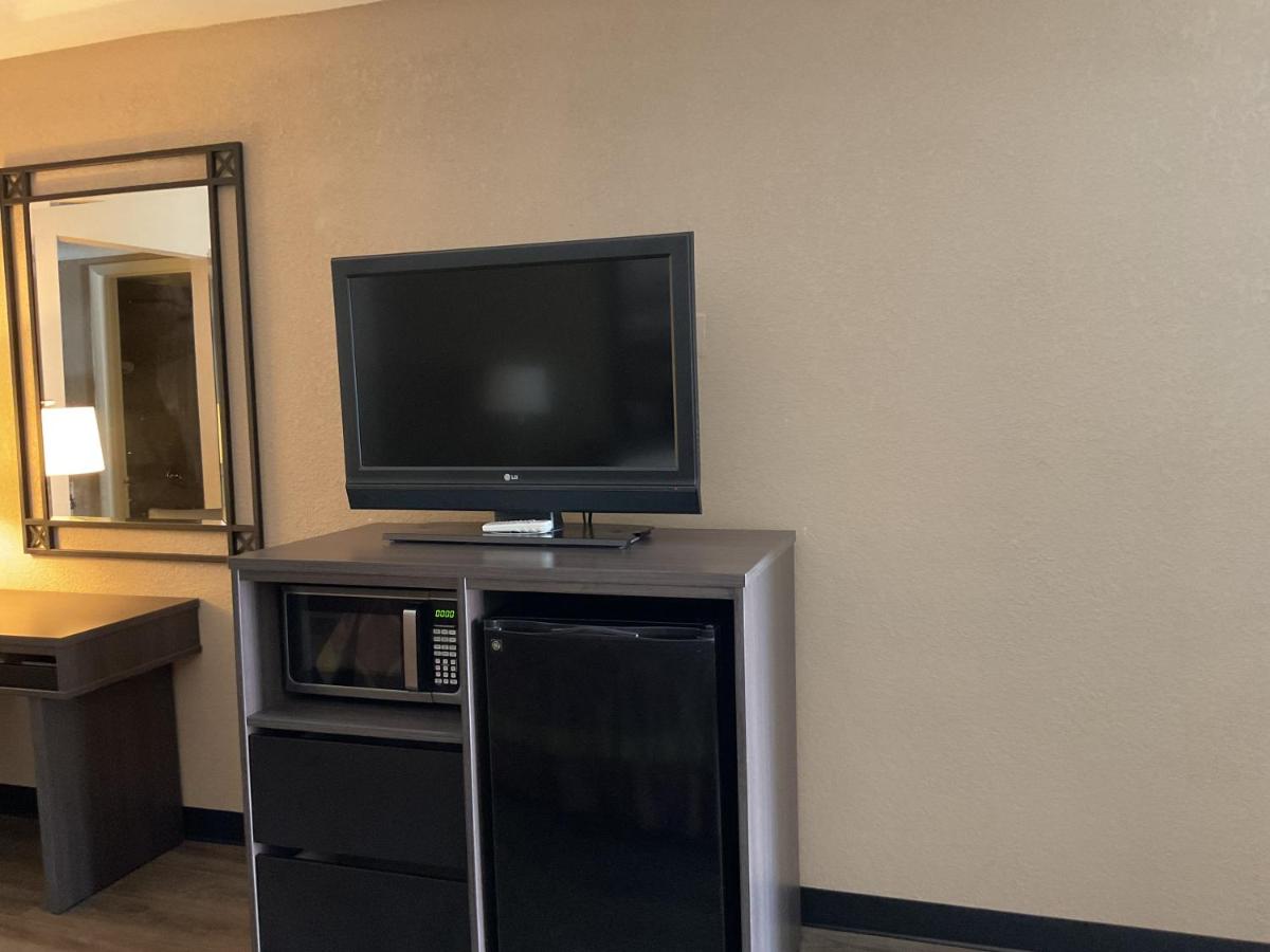 King Room at Super 8 by Wyndham Chattanooga/East Ridge