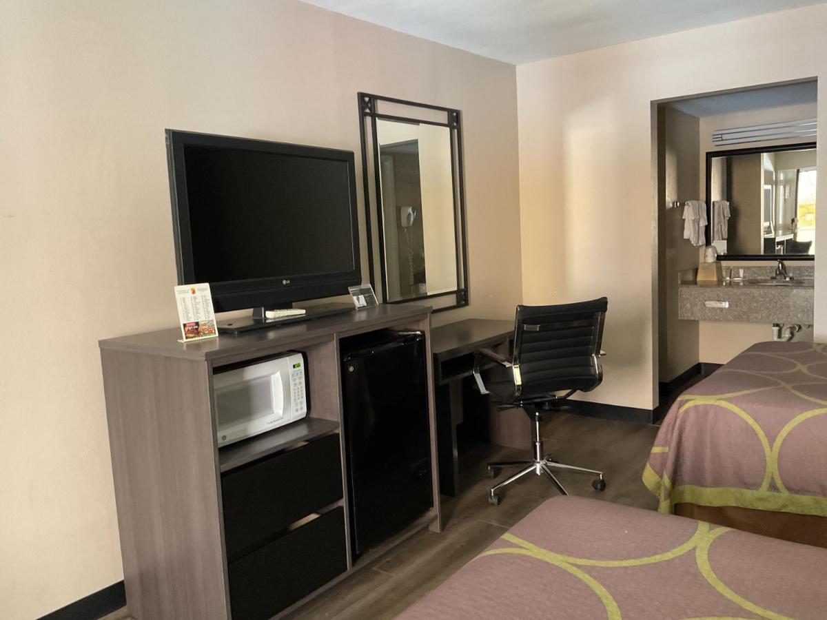 King Room at Super 8 by Wyndham Chattanooga/East Ridge