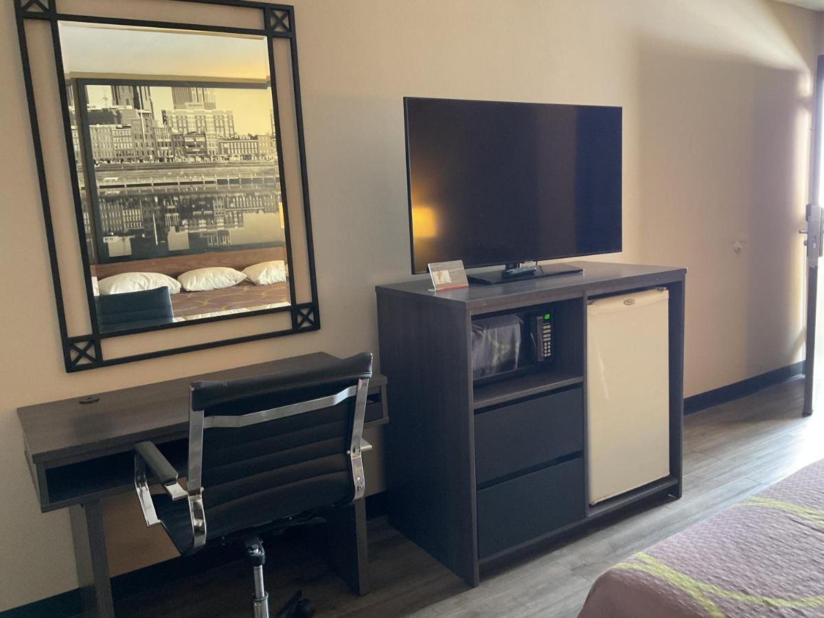 King Room at Super 8 by Wyndham Chattanooga/East Ridge