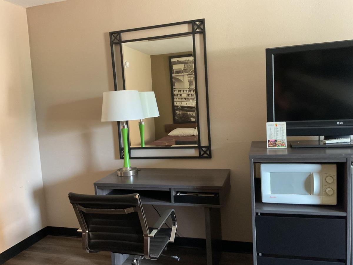 King Room at Super 8 by Wyndham Chattanooga/East Ridge