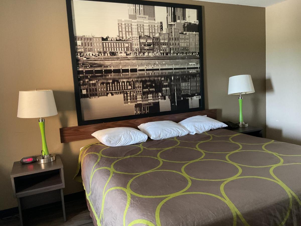 King Room at Super 8 by Wyndham Chattanooga/East Ridge