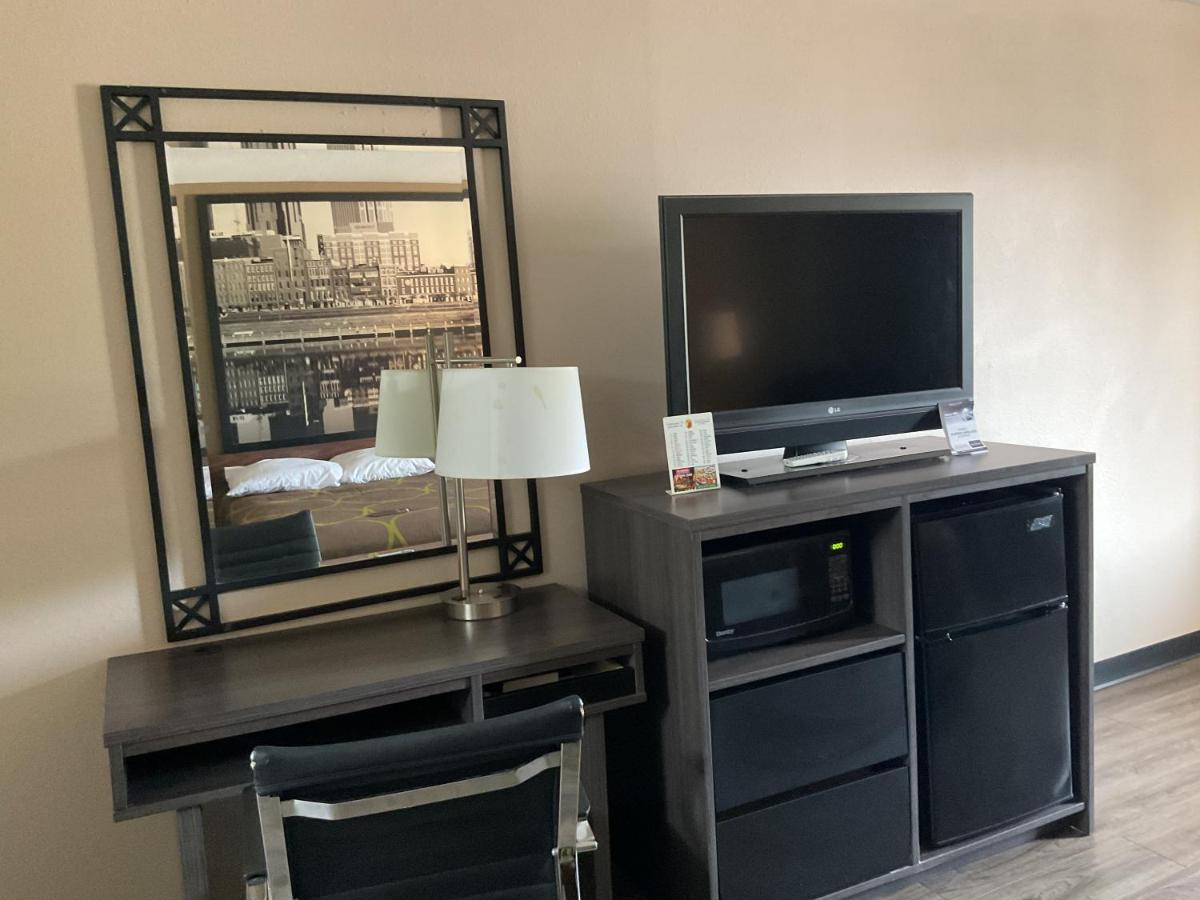 King Room at Super 8 by Wyndham Chattanooga/East Ridge