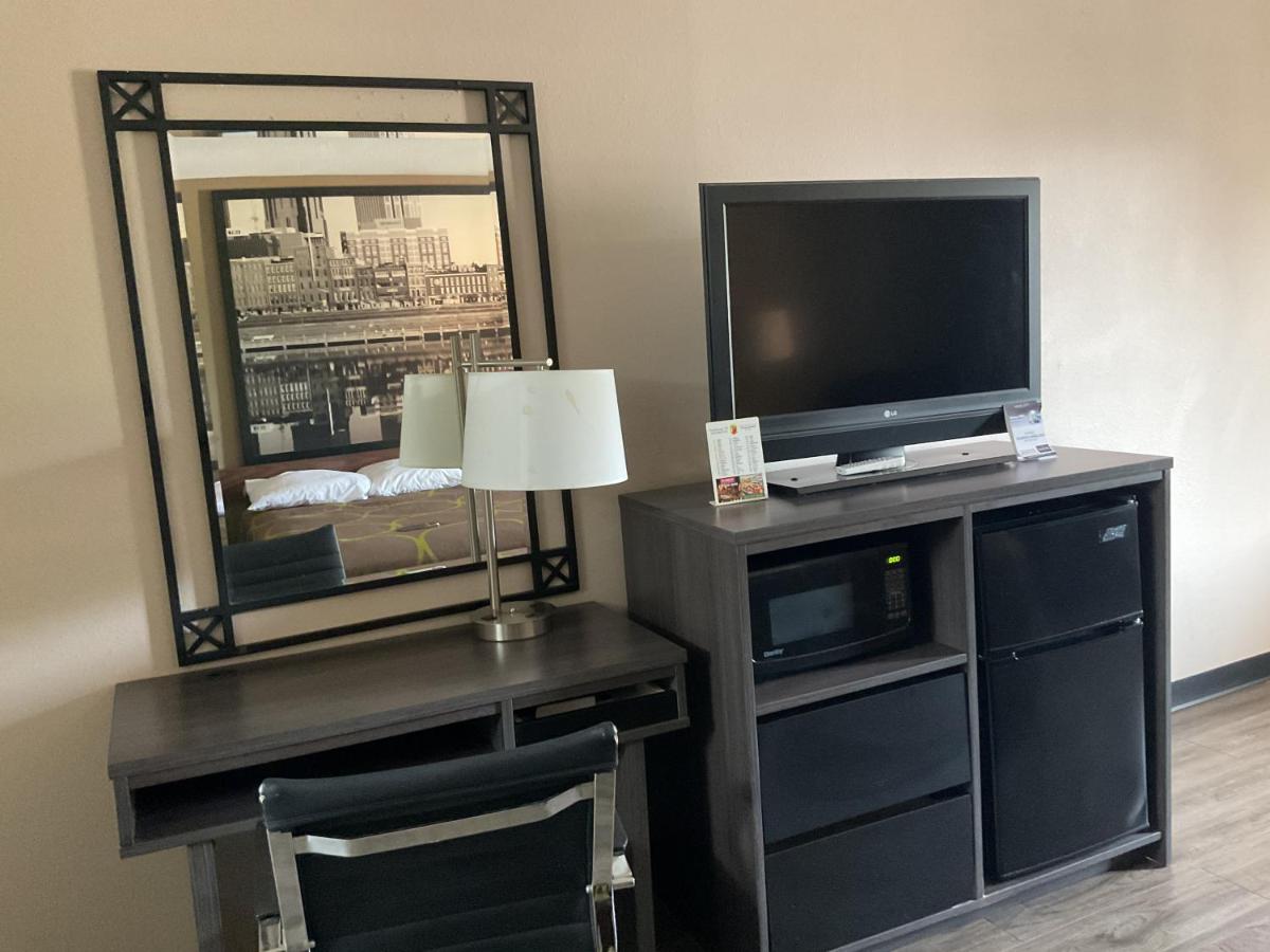 King Room at Super 8 by Wyndham Chattanooga/East Ridge