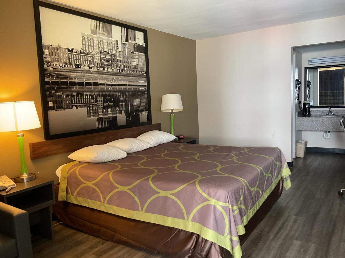 King Room at Super 8 by Wyndham Chattanooga/East Ridge